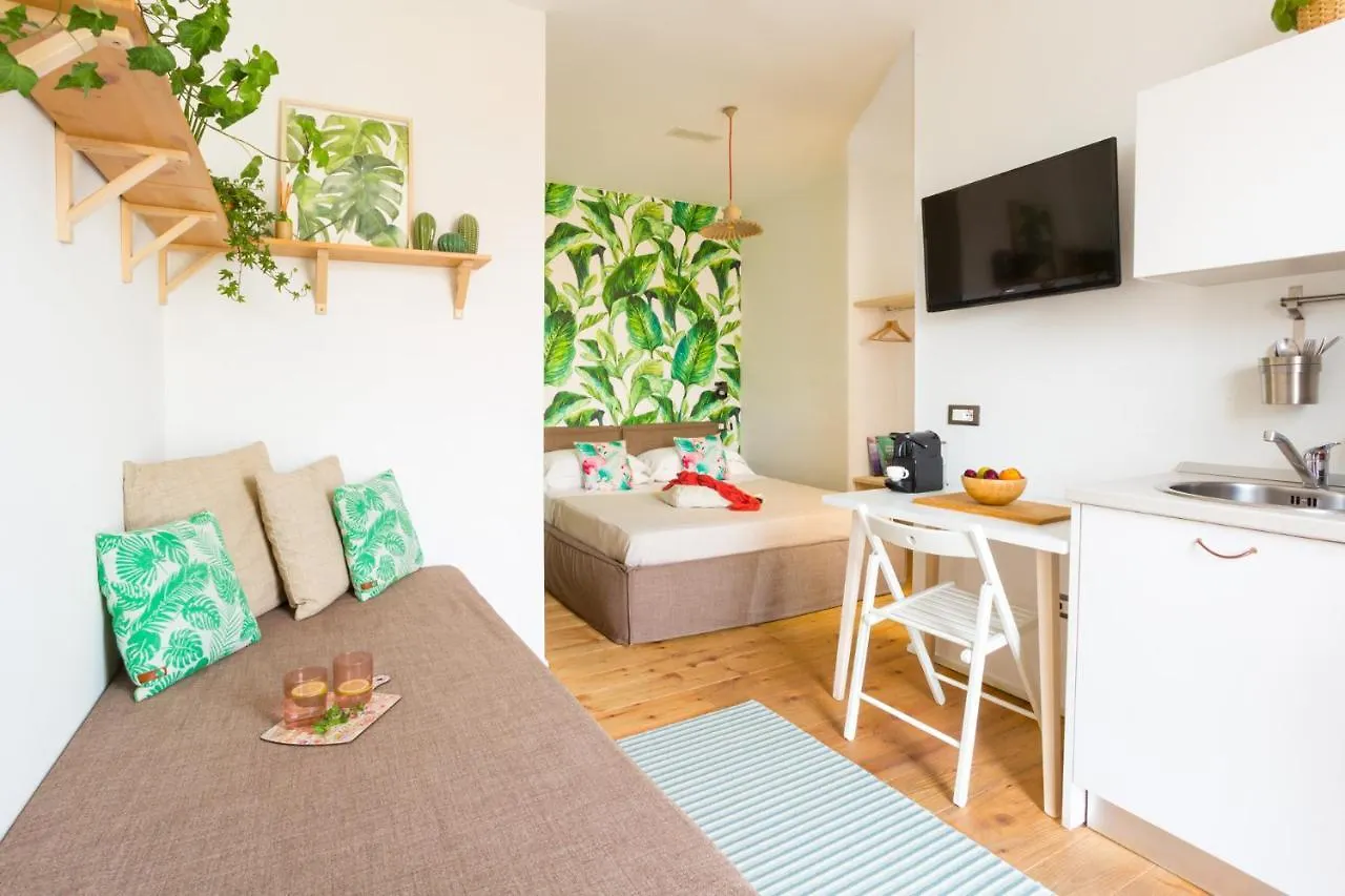 Duomo Views, Light, Jungle-Inspired Studio With Terrace Milán Apartamento