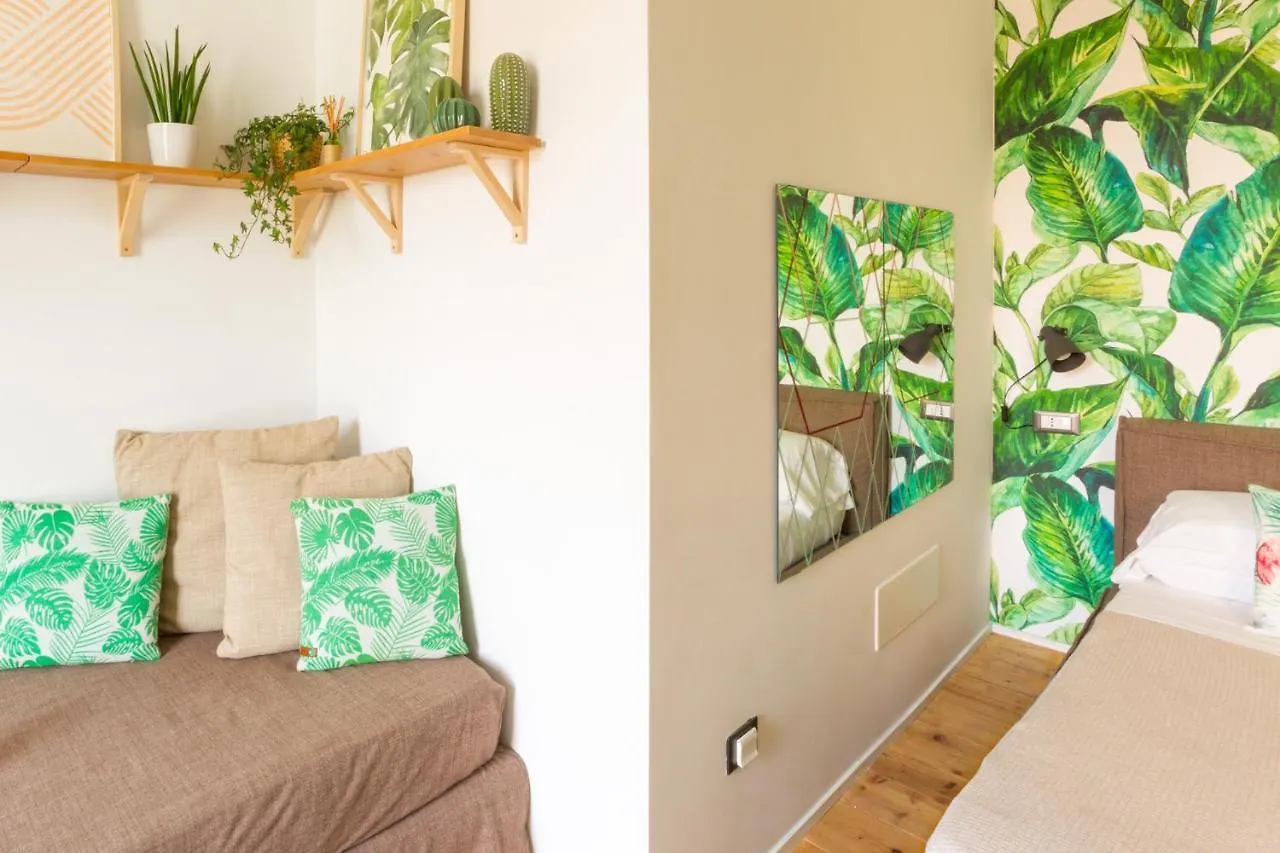 Duomo Views, Light, Jungle-Inspired Studio With Terrace Milán