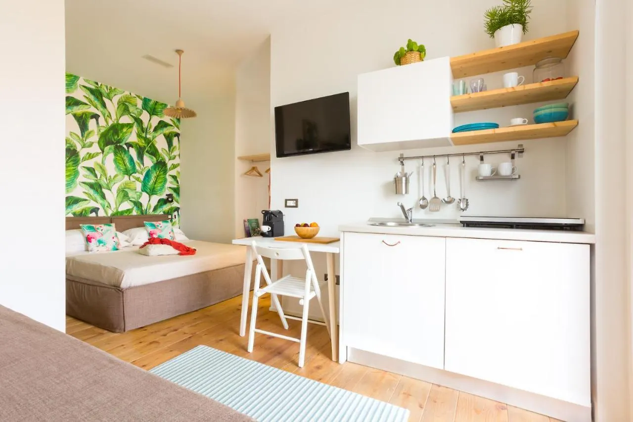 Apartamento Duomo Views, Light, Jungle-Inspired Studio With Terrace Milán
