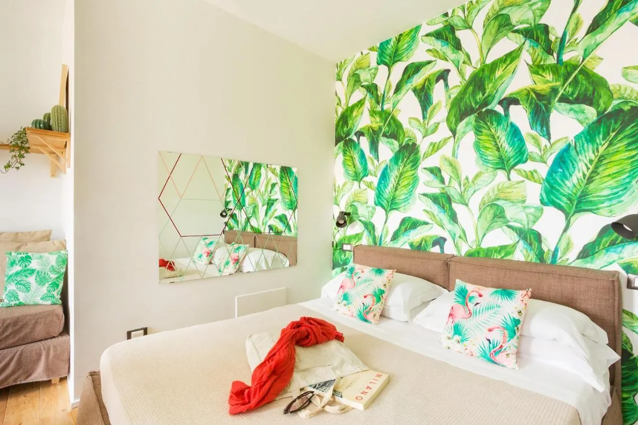 Duomo Views, Light, Jungle-Inspired Studio With Terrace Milán 0*,  Italia