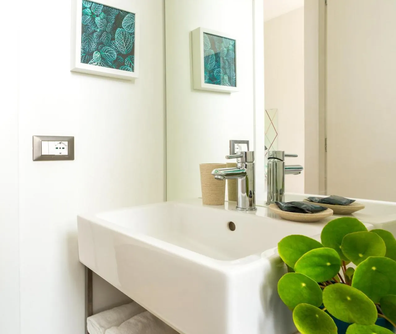 Duomo Views, Light, Jungle-Inspired Studio With Terrace Milán 0*,